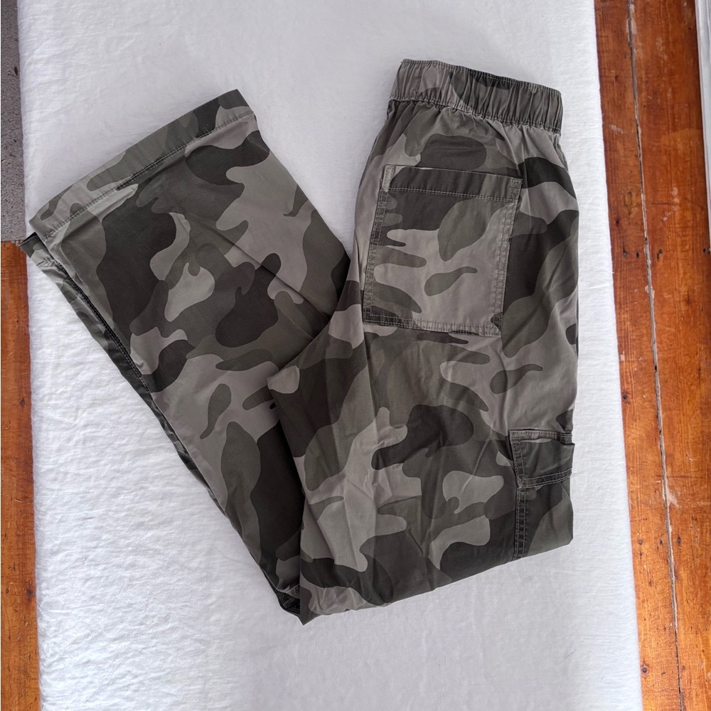 Women’s Hollister Adjustable Rise Baggy Cotton Cargo Camo Pant Medium